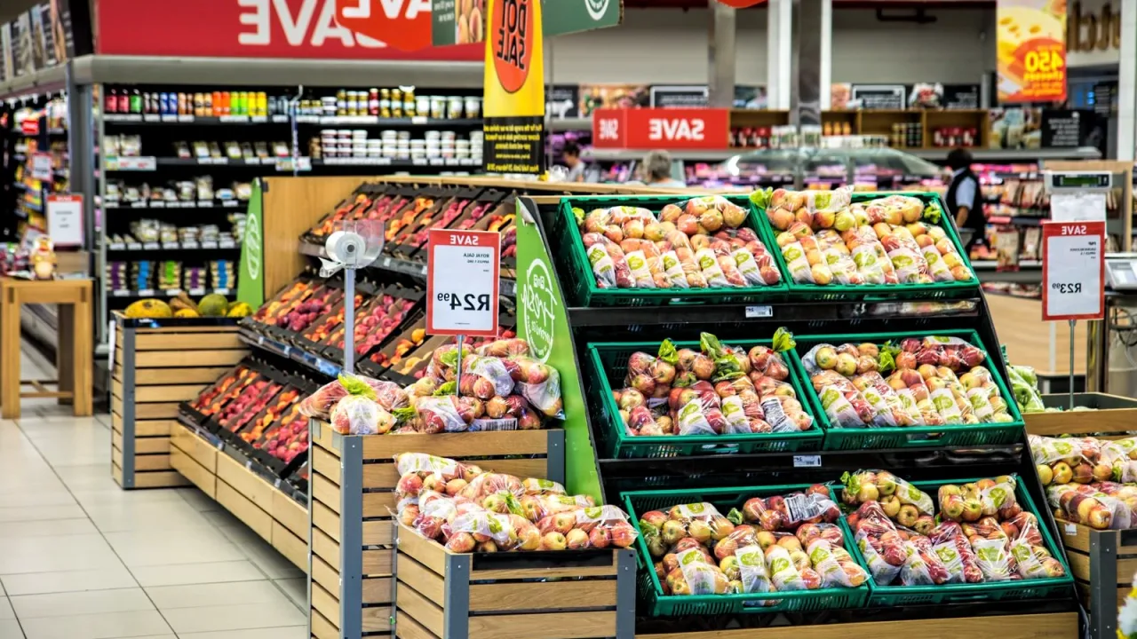 Market rafında makarna ve tahıl ürünleri